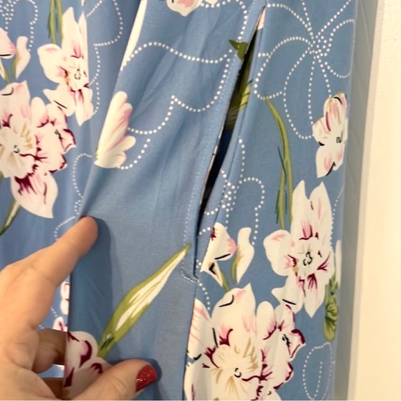 NWT short Sleeve blue floral dress with pockets - Picture 3 of 4